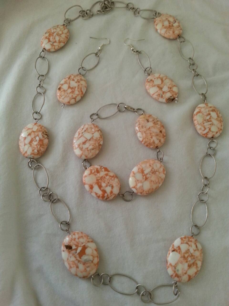 Brown/white necklace