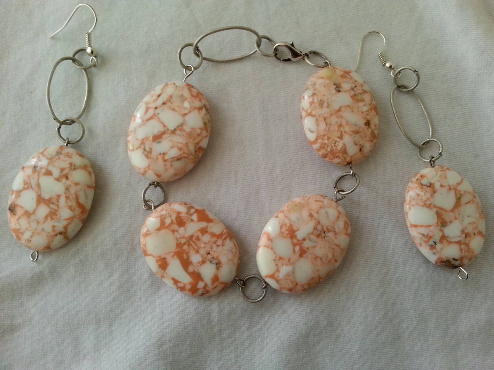 Brown/white necklace